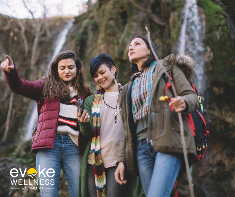 People gather together on a hike and chat about how to find the right alcohol addiction treatment program